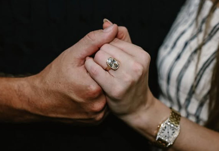 Taylor Swift Engagement ring, with NFL star Travis Kelce